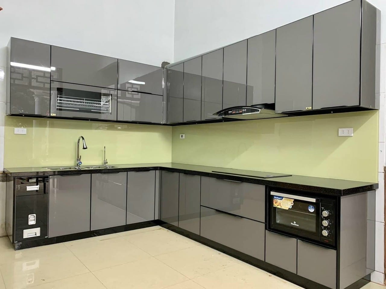 bao gia tu bep inox canh kinh 